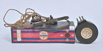 un vieux tourne-disque sur lequel est posée une ficelle