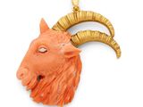 Un pendentif plaqué or représente une tête de chèvre.