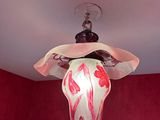 une lampe suspendue au plafond d'une pièce