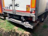 un camion garé sur le côté de la route