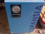 une machine bleue posée sur le sol
