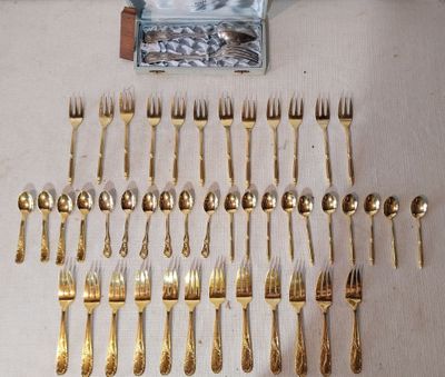 beaucoup de fourchettes et de cuillères en or sur une table