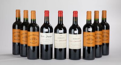 six bouteilles de vin rouge alignées sur une surface blanche