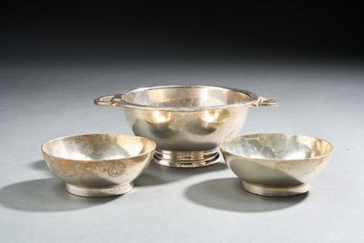 quatre couverts posés sur une table, avec un bol et un autre bol