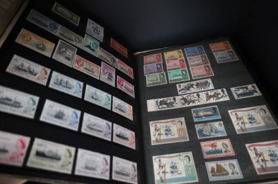 une valise remplie de timbres, avec des timbres à l'intérieur