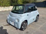 une petite voiture bleue garée dans un parking