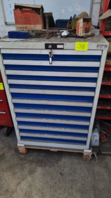 une armoire à outils bleue et blanche dans un garage