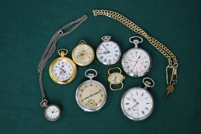 de nombreux modèles différents de montres de poche posés sur un fond vert