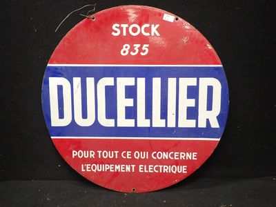 panneau rouge, blanc et bleu portant l'inscription « Duellier »