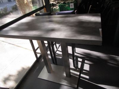 une table placée au milieu d'une pièce