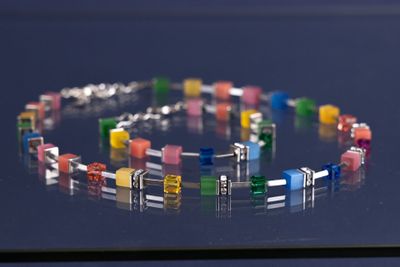 un bracelet fait de briques Lego posé sur une table