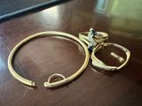 deux bagues et un bracelet posés sur une table