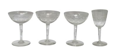 trois verres à vin transparents posés les uns à côté des autres sur une surface blanche
