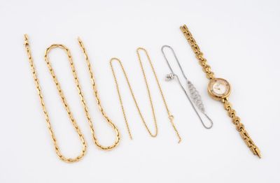 plusieurs types de montres et de chaînes disposés sur une surface blanche