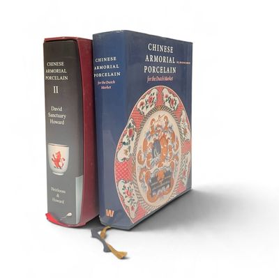 deux livres posés l'un à côté de l'autre sur une table