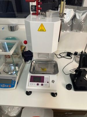 une photo d'une paillasse de laboratoire sur laquelle se trouvent des instruments de laboratoire