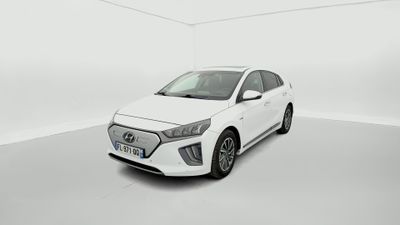 une voiture blanche dans une pièce blanche au sol blanc