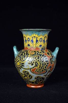 un vase posé sur une surface noire