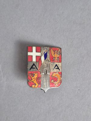 un gros plan d'un insigne métallique orné d'une croix rouge et blanche