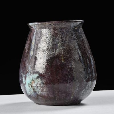 un vase posé sur une table