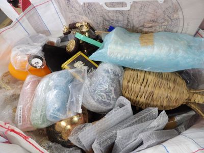 un panier rempli d'objets divers posé sur une table
