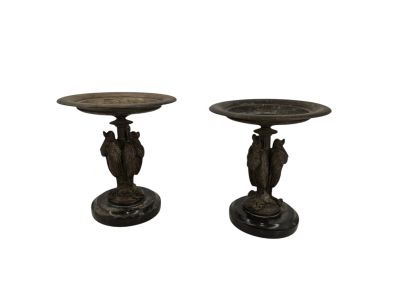 paire de bougeoirs anciens en fonte sur socles