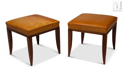 paire de tabourets en cuir avec pieds en bois et repose-pieds