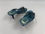 un gros plan sur une paire de chaussures bleues posées sur une surface blanche