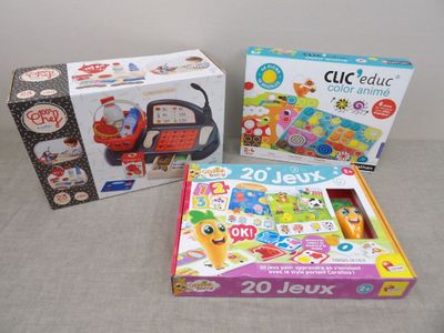 Deux jouets d'enfants sont posés l'un à côté de l'autre sur une table.