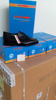 une boîte sur laquelle est posée une paire de chaussures