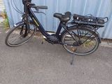 un vélo garé devant un bâtiment