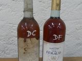 deux bouteilles de vin posées sur une table l'une à côté de l'autre