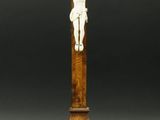un crucifix en bois surmonté d'une croix