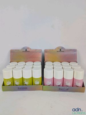 un assortiment de baies de baies dans une vitrine sur fond blanc