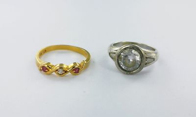 deux bagues en or et en argent, l'une sertie d'une pierre et l'autre d'un diamant