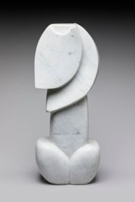 sculpture en marbre représentant une femme assise à genoux, les jambes croisées