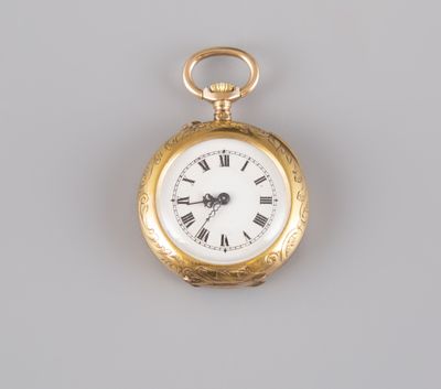 une image d'une montre de poche en or avec des chiffres romains sur le cadran
