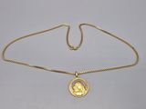 un collier en or avec une pièce de monnaie sur une chaîne