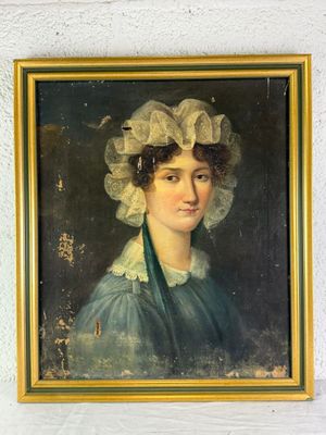 portrait d'une femme en robe bleue, coiffée d'un chapeau blanc à volants