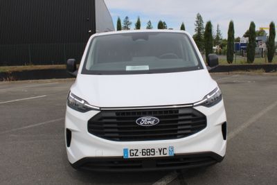 l'avant d'un Ford Transit blanc garé sur un parking