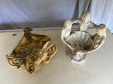 deux objets décoratifs posés l'un à côté de l'autre sur une table