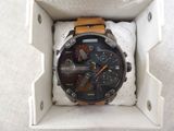 une montre qui se trouve dans une boîte posée par terre