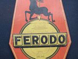 un panneau rouge et jaune sur lequel est inscrit « Ferodo » et qui comporte l'image d'un cheval