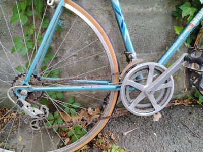 un vélo appuyé contre un mur dans la rue