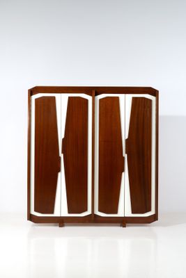 une photo d'une armoire à deux portes avec un miroir