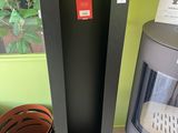 un poêle noir posé à côté d'une plante en pot, sur le sol