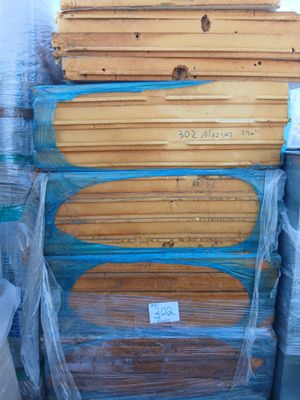 une pile de boîtes emballées dans du plastique