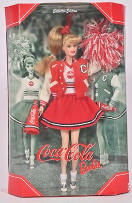 Poupée Barbie Coca-Cola en tenue de pom-pom girl avec des pompons
