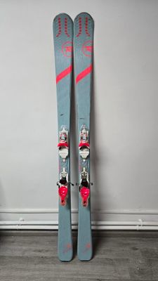 a pair of skis leaning up against a wall