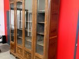 un meuble en bois avec des portes en verre dans une pièce